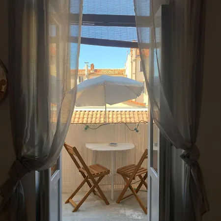 Le Boheme - Center Balcony And Air Conditioning! *
