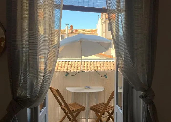 Le Boheme - Center Balcony And Air Conditioning! *