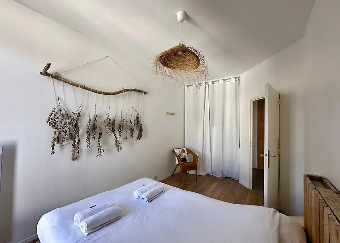 Le Boheme - Center Balcony And Air Conditioning!